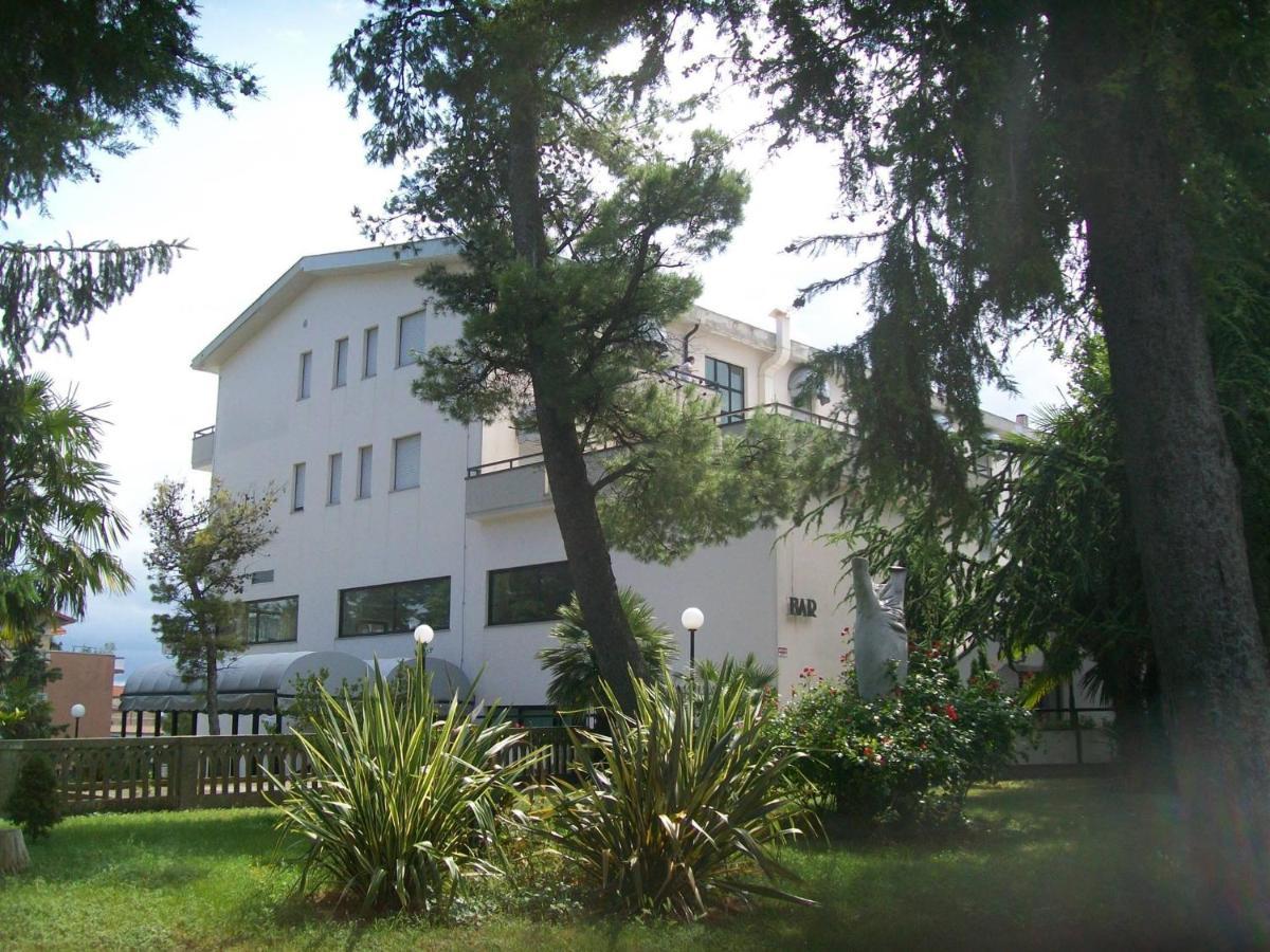 Hotel Du Parc Atri Bagian luar foto