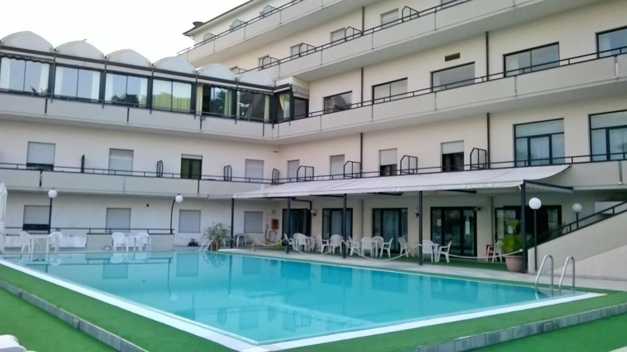 Hotel Du Parc Atri Bagian luar foto