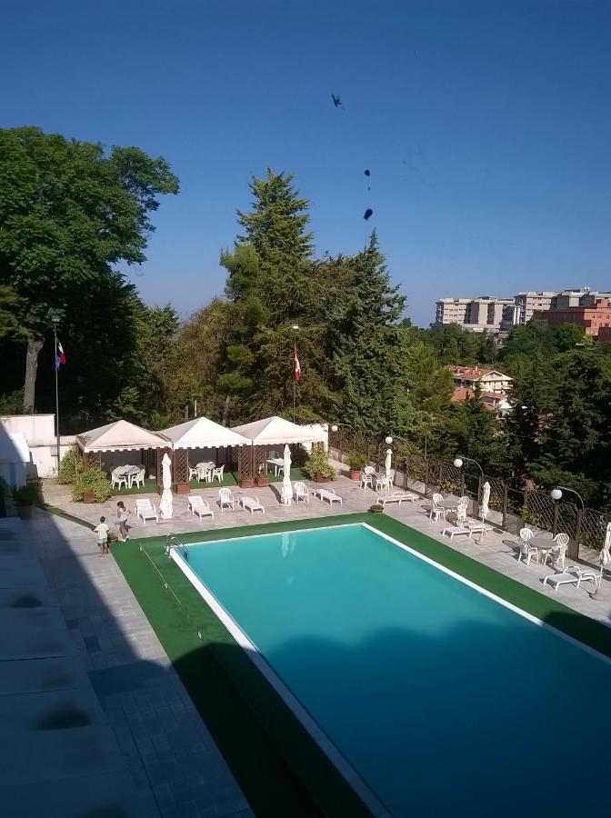 Hotel Du Parc Atri Bagian luar foto