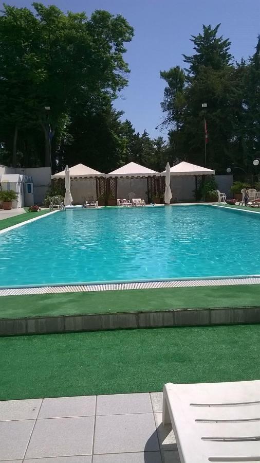Hotel Du Parc Atri Bagian luar foto